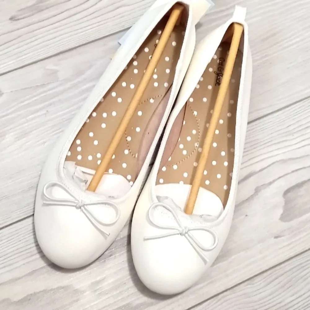 (41-3837)  Cat & Jack Shoes Sz 4